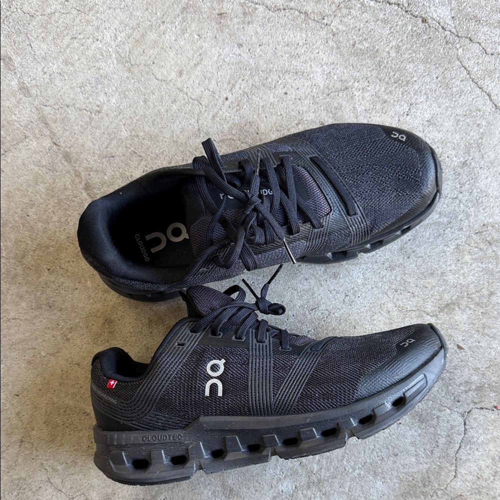 On cloud Tec Running women’s Black Athletic Shoes 8.5W